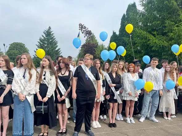У Володимирських закладах освіти пролунав останній дзвоник (фото)