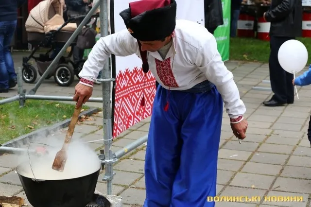 На луцькому «Фестивалі національної кухні» смакували борщ та вареники (фото)
