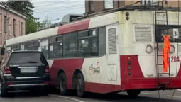 У центрі Луцька «мерс» і тролейбус не поділили дорогу (відео)