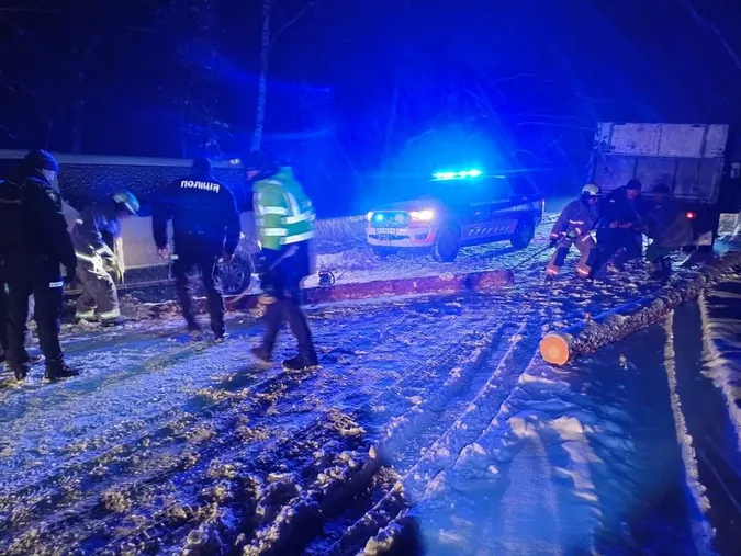 На Волині авто застрягло на поваленому негодою дереві (фото)