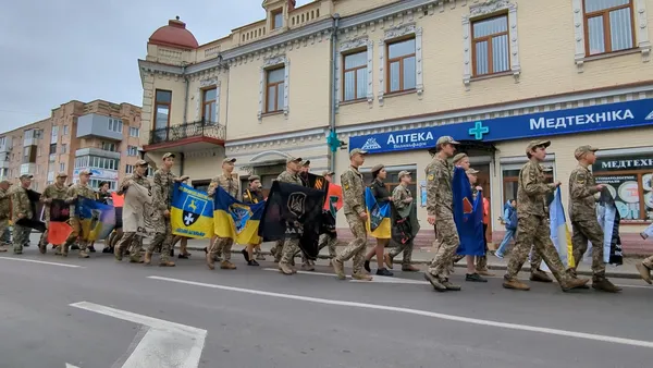 У Ковелі відбулася хода з прапорами бойових підрозділів та патріотичний флешмоб (фото)