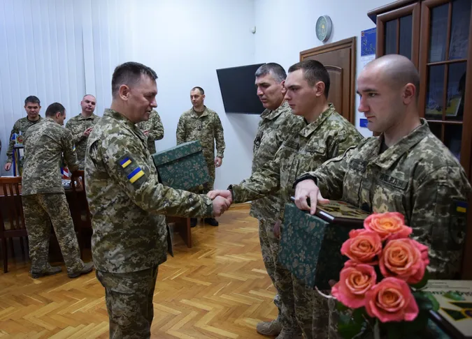 На Волині напередодні свят вручили відзнаки та подарунки прикордонникам, які пройшли ворожий полон (фото)