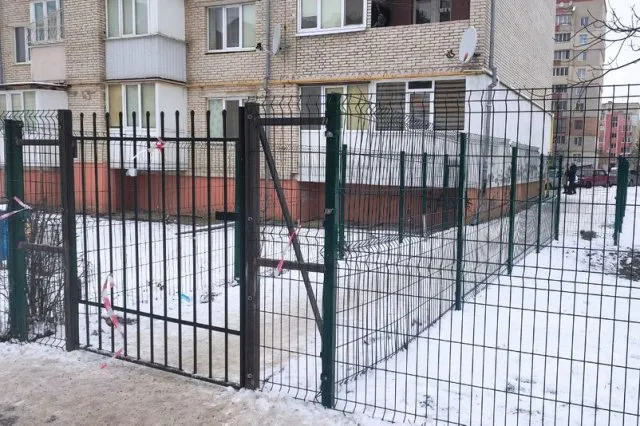 Повідомили, коли знесуть огорожу у дворі на Липинського у Луцьку