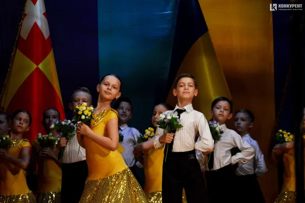 128 медалістів: у Луцьку привітали найкращих випускників (фото)