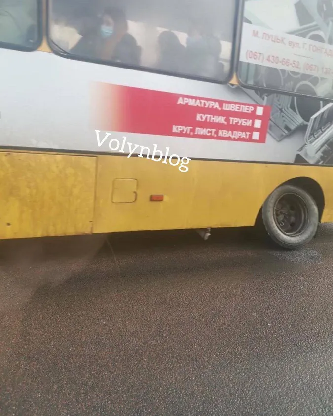 У Луцьку в маршрутки під час руху відлетіли колеса (фотофакт)