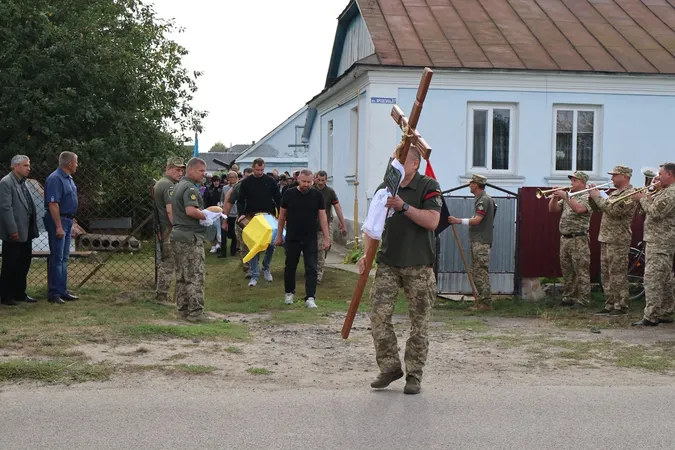 На Волині громада провела в останню путь військовослужбовця Леоніда Фищука (фото)