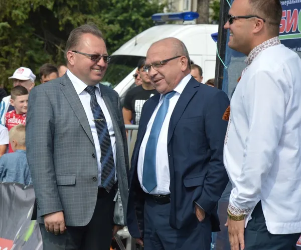 А тим часом Григрій Пустовіт (зліва), Володимир Гунчик (посередині) та депутат Петро Нестерук (справа) вели світську бесіду. А може й не світську