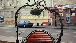 Із центру Луцька зникла лавка "закоханих ліхтарів"