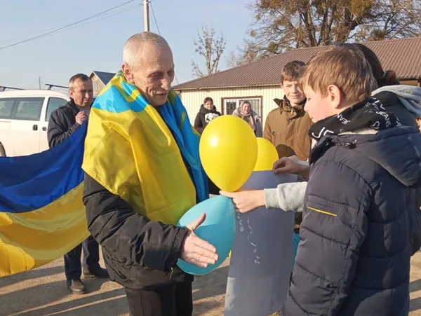 «Ми відчували, що він живий»: на Волині зустріли звільненого з полону Віталія Войтовича (фото)