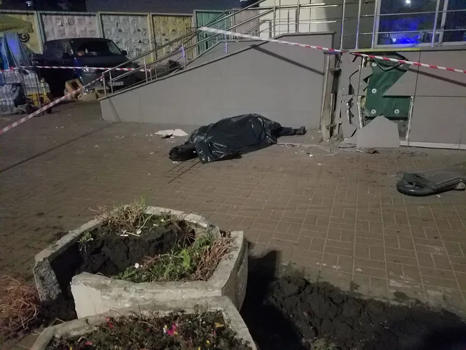 У Києві автобус влетів у натовп людей на зупинці: є жертва (фото)