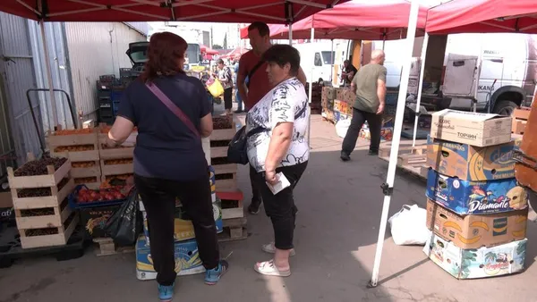 У Луцьку карають продавців, які торгують продуктами за межами ринків (фото, відео)