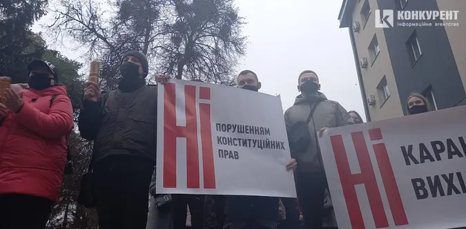 «Юра, виходь»: волинські підприємці страйкують під стінами поліції (фото, відео)