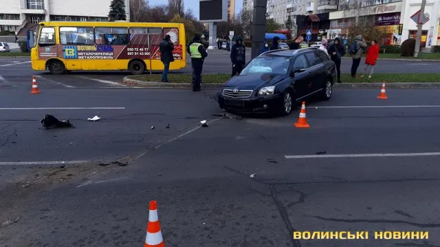 Відірване колесо і побитий капот: у Луцьку авто влетіло в стовп (фото)