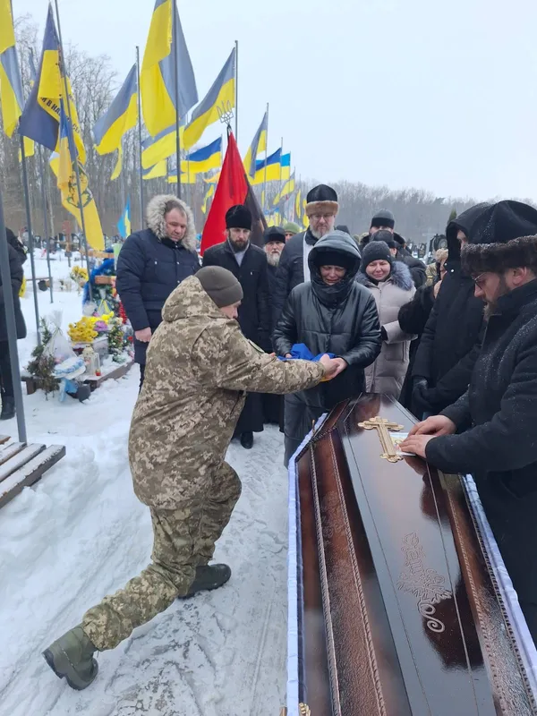 Останній шкільний дзвоник для Героя: на Волині попрощалися зі снайпером Русланом Мерідою (фото)