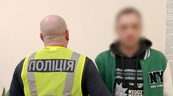 У Києві чоловік запросив жінку на побачення, а потім побив і пограбував