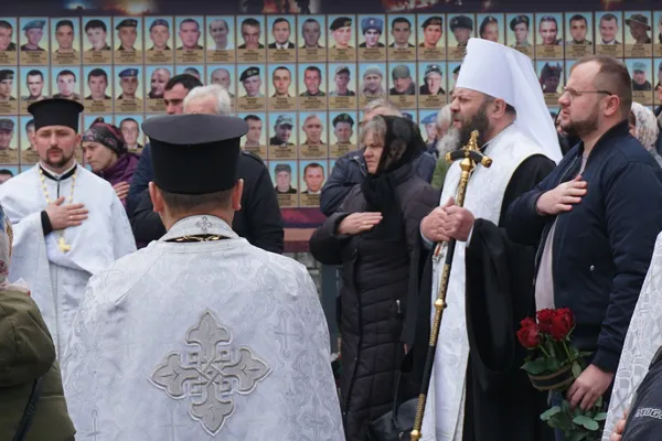 Напередодні Великодня у Луцьку прощалися з Героєм, згадуючи Ісуса (фото, відео)