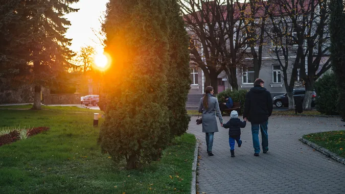 Трохи сонця, кольорів і тепла: листопад на вулицях Луцька (фото)
