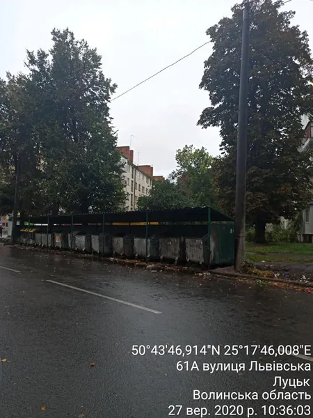 Муніципали зловили лучанина, який викидав сміття під контейнер (фото)