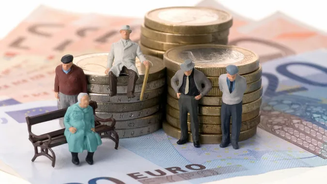 Розповіли, чому підвищені пенсії видали не всім пенсіонерам