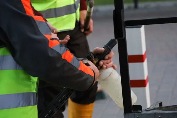 Кожну – півтори години: у Луцьку миють зупинки громадського транспорту (фото)