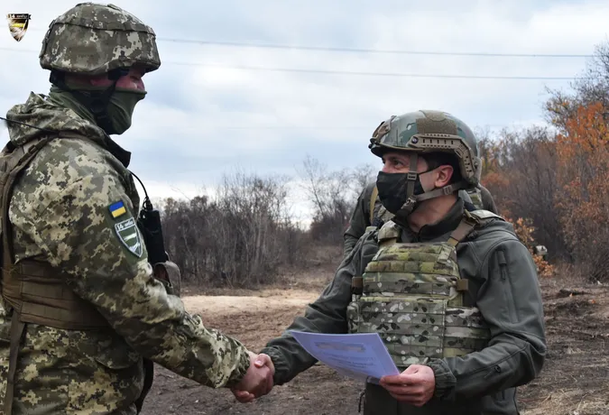 Зеленський подарував годинники волинським військовим у зоні ООС (фото)