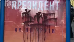 У Луцьку заляпали фарбою рекламу Зеленського і опозиціонерів (фото)