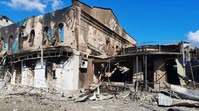 В Ізюмі під завалами знищеного окупантами будинку знайшли 44 тіла