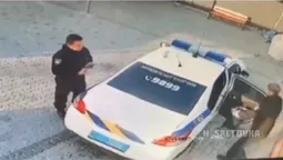 У Донецькій області поліцейські вкрали смітник з мийки (відео)