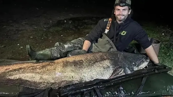 У Британії чоловік спіймав рибину-гігіанта, довжиною понад два метри (фото)