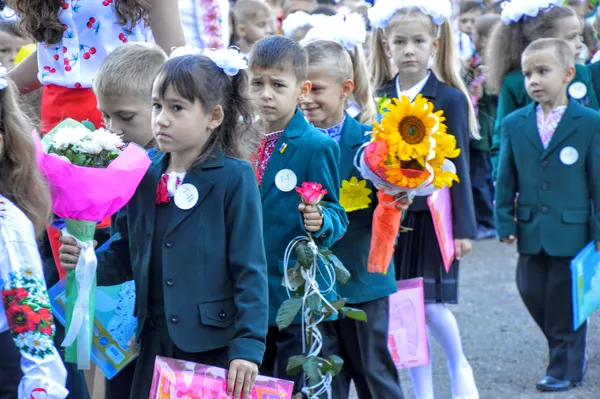 «Сонний» і «квітковий» перший дзвоник в луцьких школах (фото)