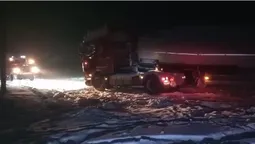 Застрягла у заметі: на Волині вантажівка перегородила дорогу (відео)