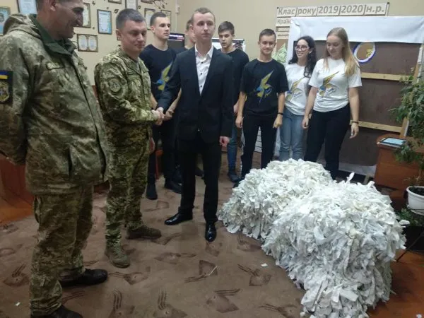 На Волині школярі сплели зимову маскувальну сітку, яку передали бійцям (фото)