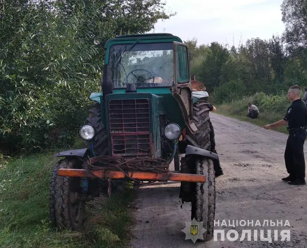 На Волині спіймали викрадача лісу: трактор і деревину забрали (фото)