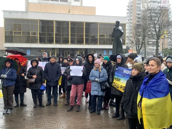 «Досить красти»: у Луцьку – акція з вимогою витрачати більше на ЗСУ (фото)