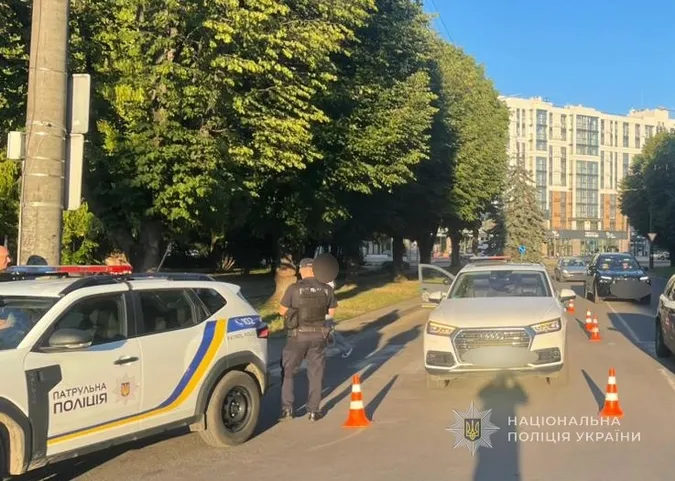 У Луцьку на «зебрі» збили жінку та 3-річну дівчинку: подробиці ДТП (фото)