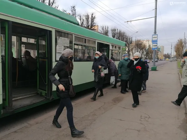 На зупинках мерзнуть діти: лучани обурені, що водії не беруть «стоячих» пасажирів
