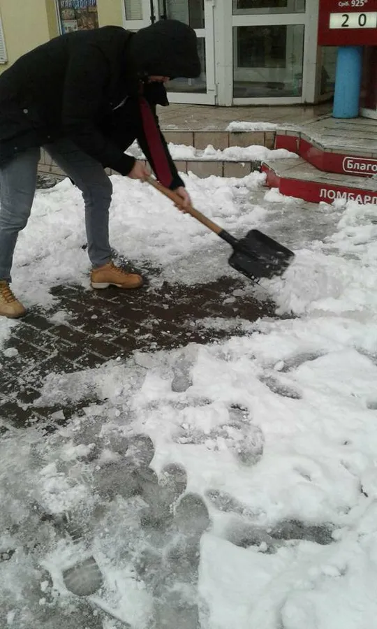 Луцькі муніципали змусили підприємців взятись за лопати (фото)