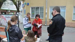Луцькі муніципали "штурмують" митців у центрі (фото)