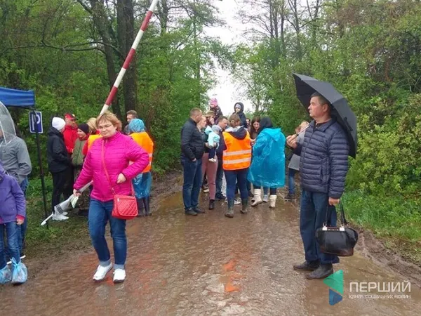 Із парасолями та «спецвзуттям»: відкрився фест «Волинська Голландія» (фото)