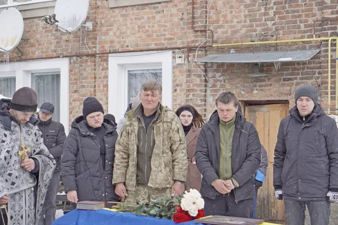 Поховали біля мами: Володимирська громада провела в останню дорогу молодого воїна Артура Шевчука