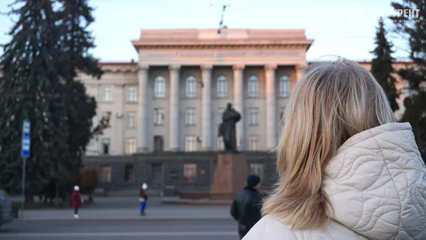 Мирослава Філіпович біля ВНУ імені Лесі Українки