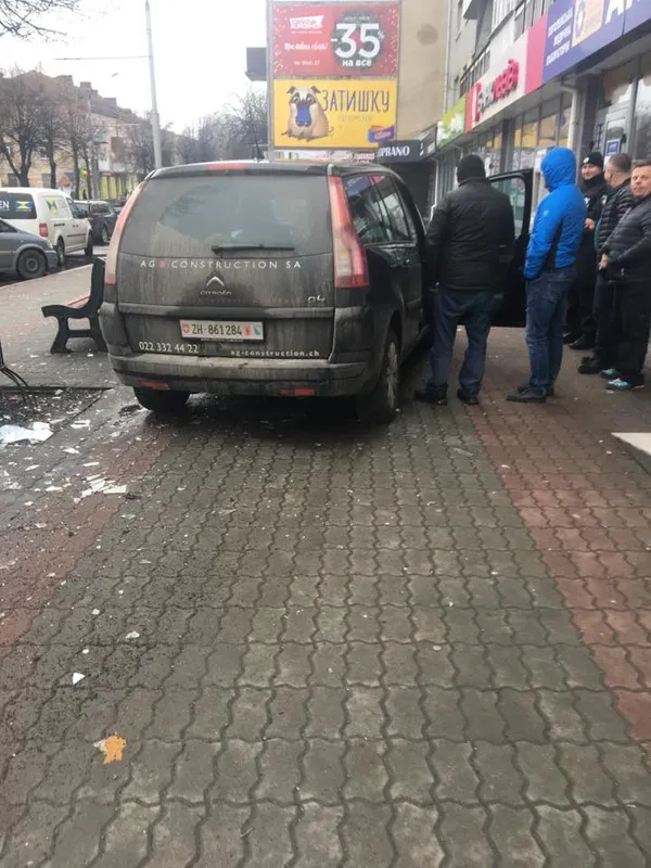 У Луцьку п'яний водій на «євробляхах» зніс рекламну конструкцію (фото)