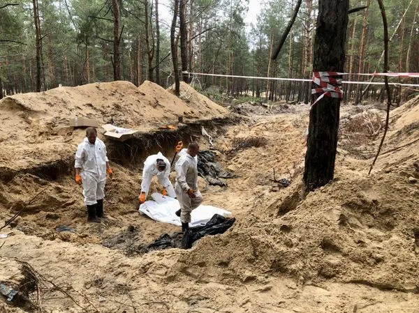 Волинські криміналісти працюють на місці масового поховання людей біля Ізюма (відео)