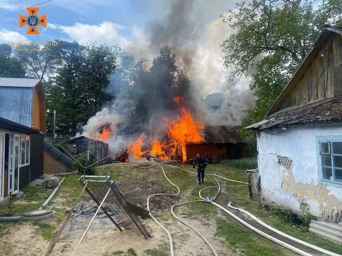 У Горохові горіли дві будівлі (фото)