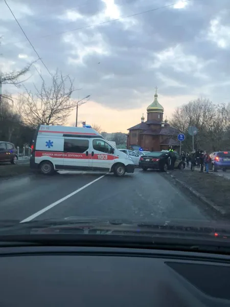 Відірвані номери, зігнуті капоти: у Луцьку зіткнулися два легковики