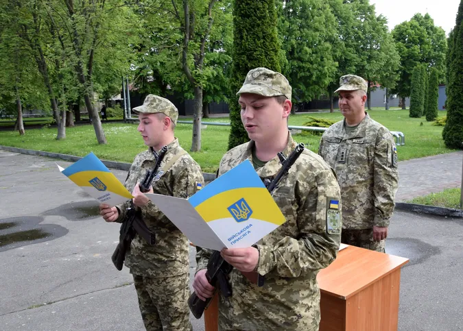 У Луцьку рекрути-прикордонники склали військову присягу (фото)