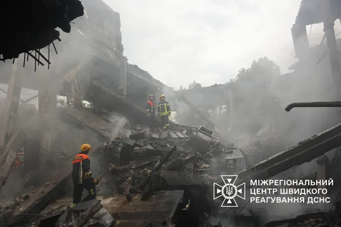 Понад 16 годин приборкували масштабну пожежу на підприємстві в Ромнах (відео)