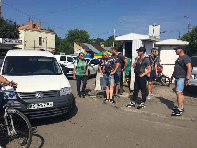 «Нацдружини» «штурмували» парковку біля Старого ринку у Луцьку (фото)