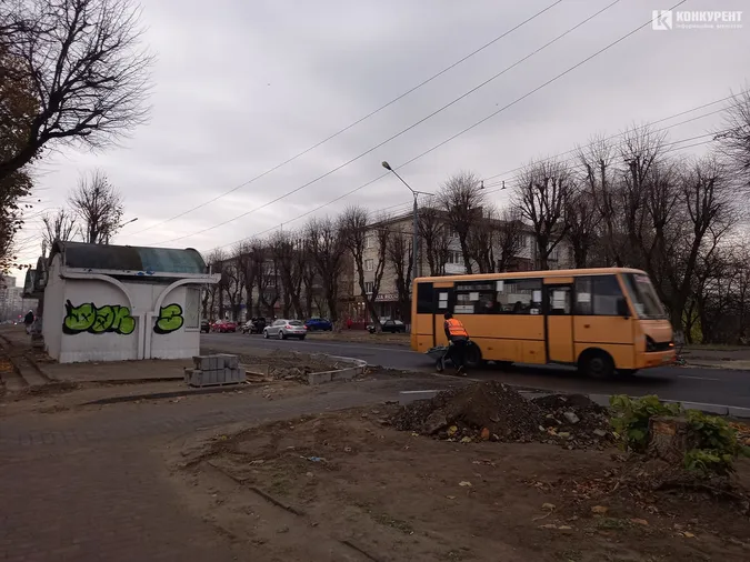 Поребрики та гідранти: що коїться на проспекті Волі у Луцьку (фото)