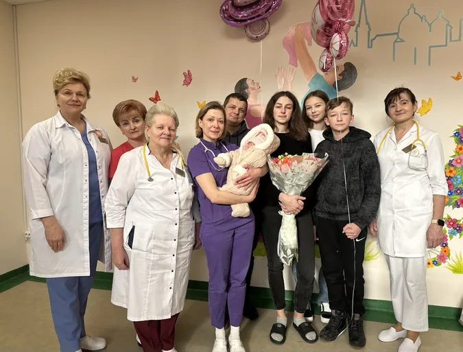 👩‍🍼 Народилися вагою 550 і 770 грамів: у Луцьку виписали двох «поспішайок» (фото)